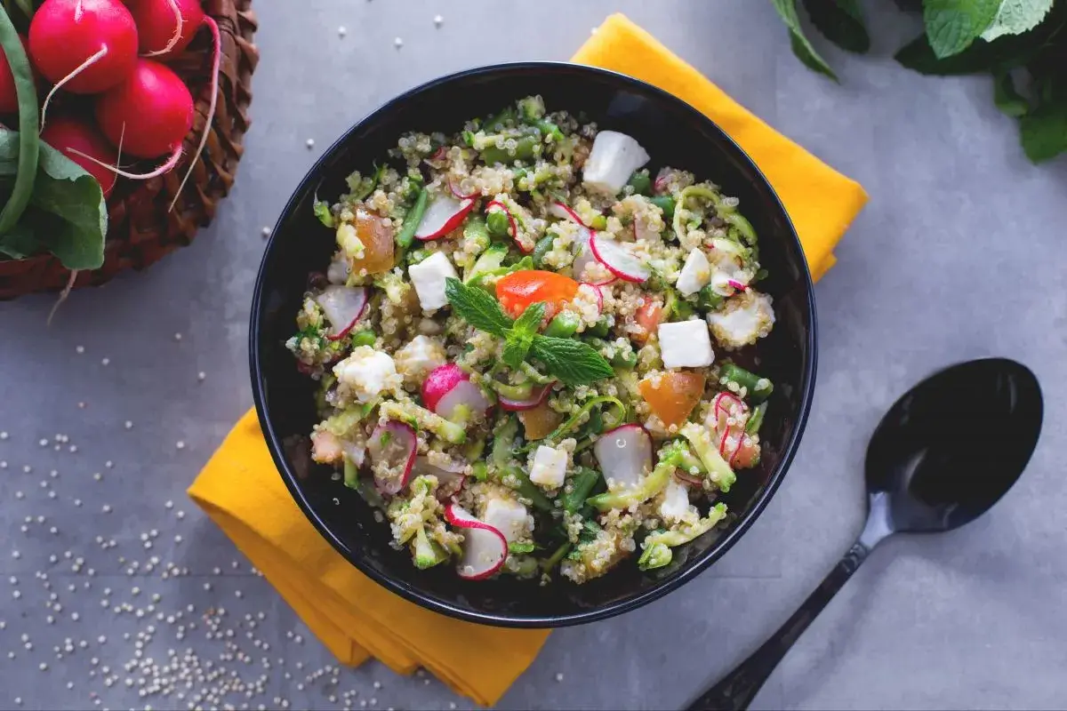 Ein bunter Quinoa Salat italienisch mit Radieschen, Zucchini und Feta. Frisch und leicht, perfekt für den Sommer.