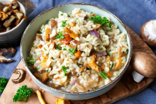 Cremiges Pilzrisotto mit frischen Waldpilzen und Petersilie. Ein köstliches pilzrisotto rezept für Genießer.