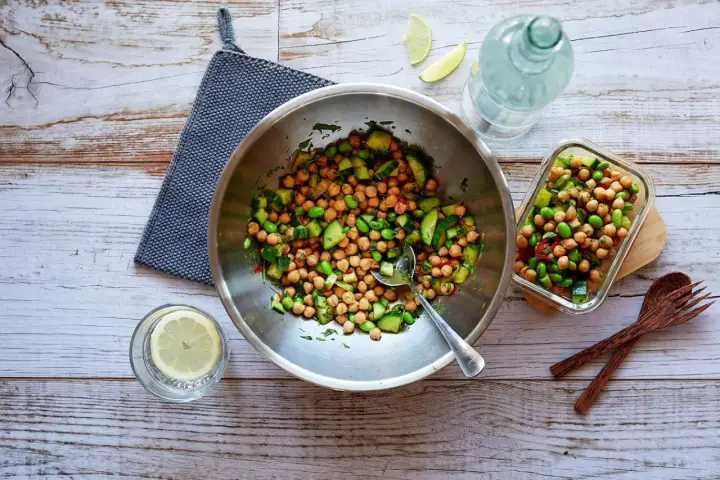 Frischer Kichererbsen Salat mit Gurken und Edamame in einer Schüssel, bereit zum Servieren.