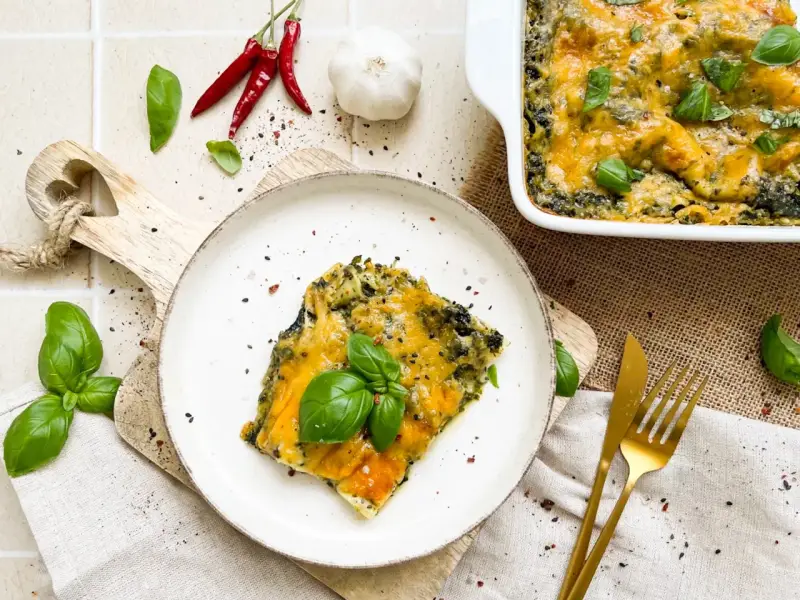 Herzhaftes Spinatlasagne Rezept mit geschmolzenem Käse, frischem Basilikum, Chili und Knoblauch. Ein Genuss für jeden Tag!